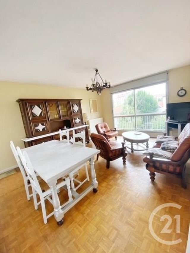 Afficher la photo en grand Appartement F3 à louer - 3 pièces - 70.0 m2 - VILLEURBANNE - 69 - RHONE-ALPES - Century 21 Le 7 De Coeur