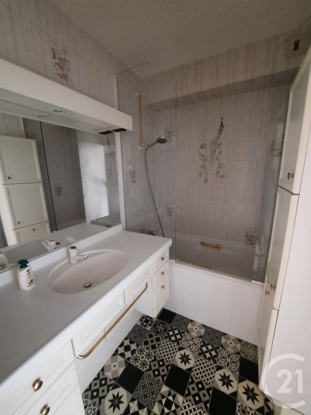 Appartement T2 à louer - 2 pièces - 46.75 m2 - GENAS - 69 - RHONE-ALPES - Century 21 Le 7 De Coeur