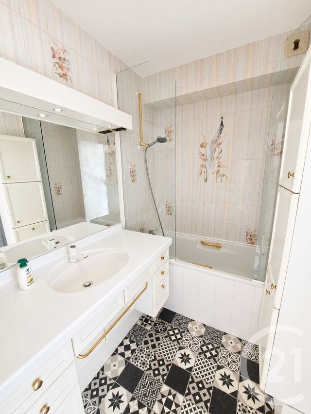 Appartement T2 à louer - 2 pièces - 46.75 m2 - GENAS - 69 - RHONE-ALPES - Century 21 Le 7 De Coeur