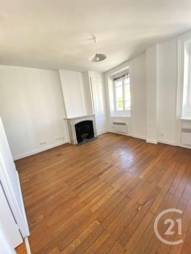 Appartement T2 à louer - 2 pièces - 35.11 m2 - LYON - 69001 - RHONE-ALPES - Century 21 Le 7 De Coeur Appartement T2 à louer - 2 pièces - 35.11 m2 - LYON - 69001 - RHONE-ALPES - Century 21 Le 7 De Coeur