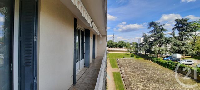 Afficher la photo en grand Appartement T4 à louer - 4 pièces - 65.0 m2 - VENISSIEUX - 69 - RHONE-ALPES - Century 21 Le 7 De Coeur