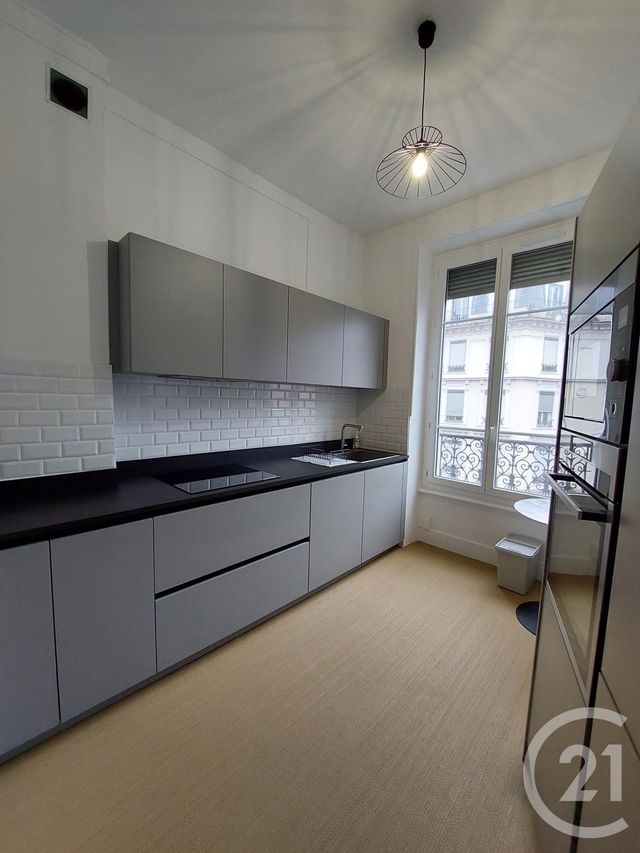 Appartement F2 à louer - 2 pièces - 59.7 m2 - LYON - 69007 - RHONE-ALPES - Century 21 Le 7 De Coeur